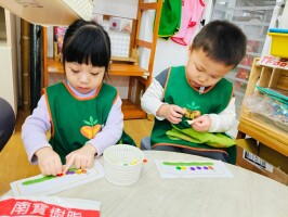 學習區好好玩:毛毛蟲點點貼畫1