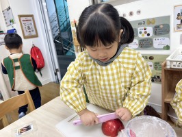 學習區好好玩:烹飪區切蘋果