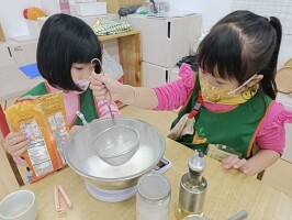 學習區好好玩:烹飪區合作製作雞蛋糕