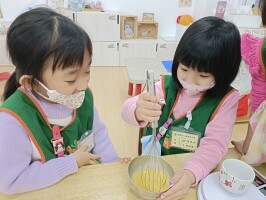 學習區好好玩:烹飪區合作製作雞蛋糕2