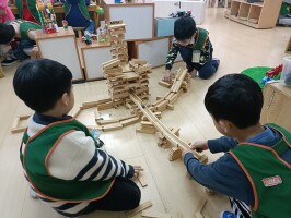 學習區好好玩:積木區合作搭蓋彈珠軌道