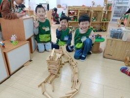 學習區好好玩:積木區合作搭蓋彈珠軌道1
