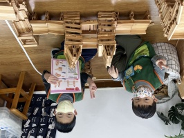 學習區好好玩:積木區合作橋樑建築