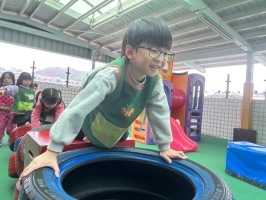 大肌肉運動～動動身體好健康！:爬輪胎闖關